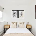 The Oxford Garden House - Spacious 5-Bed Oxford Home With Garden & Balcony