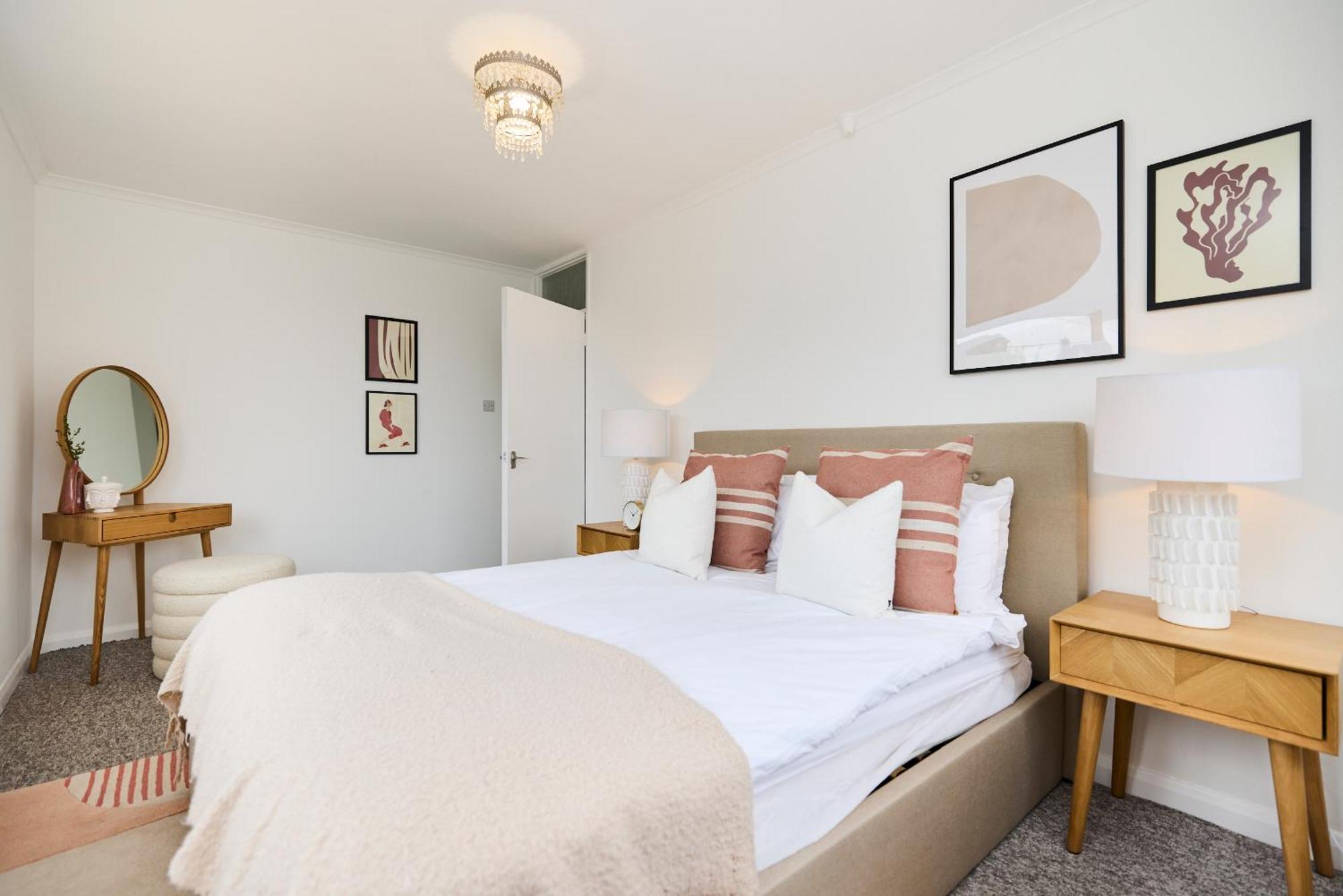 The Garden House - Spacious 5-bed With Garden & Balcony Apartment