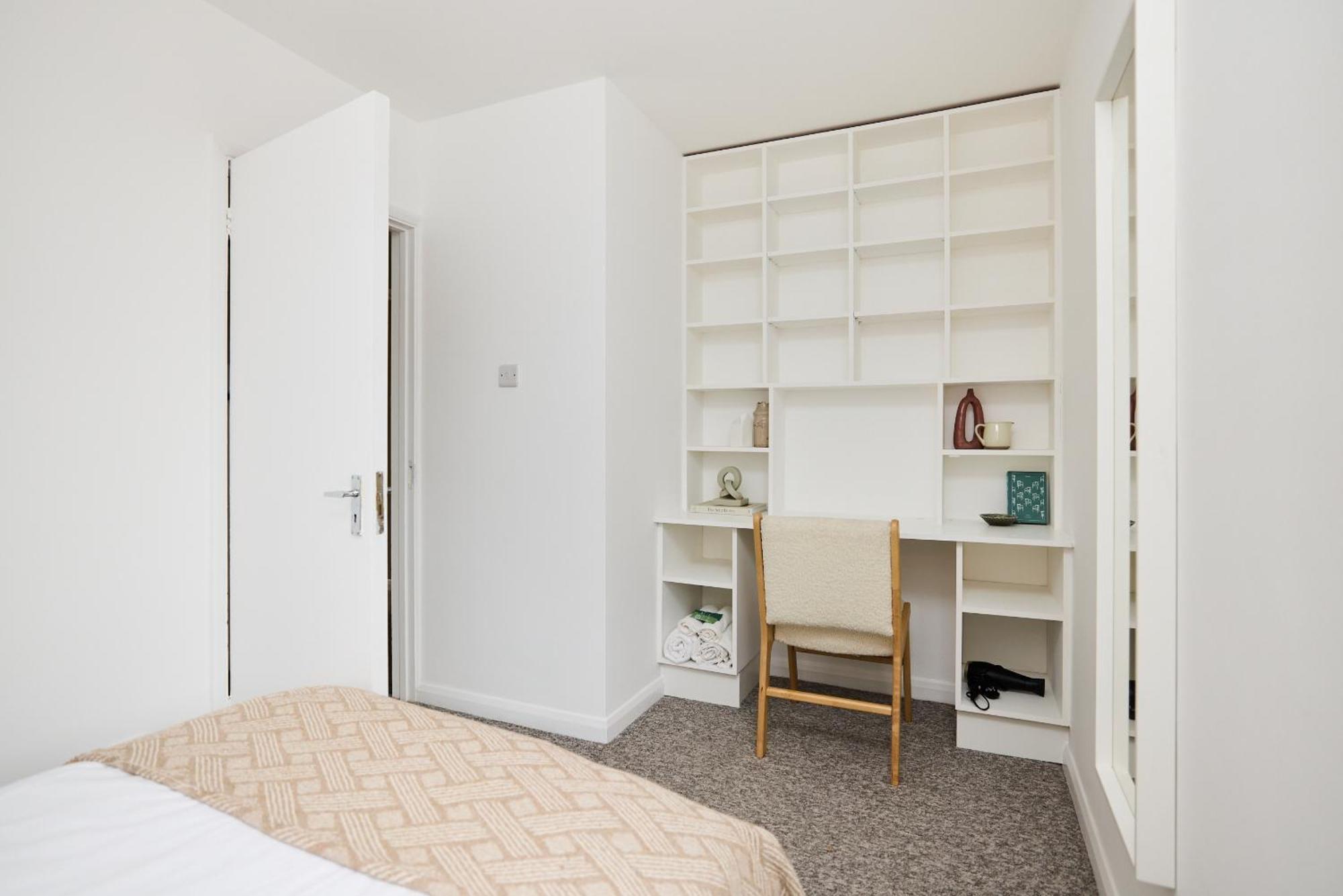 The Garden House - Spacious 5-bed With Garden & Balcony Apartment