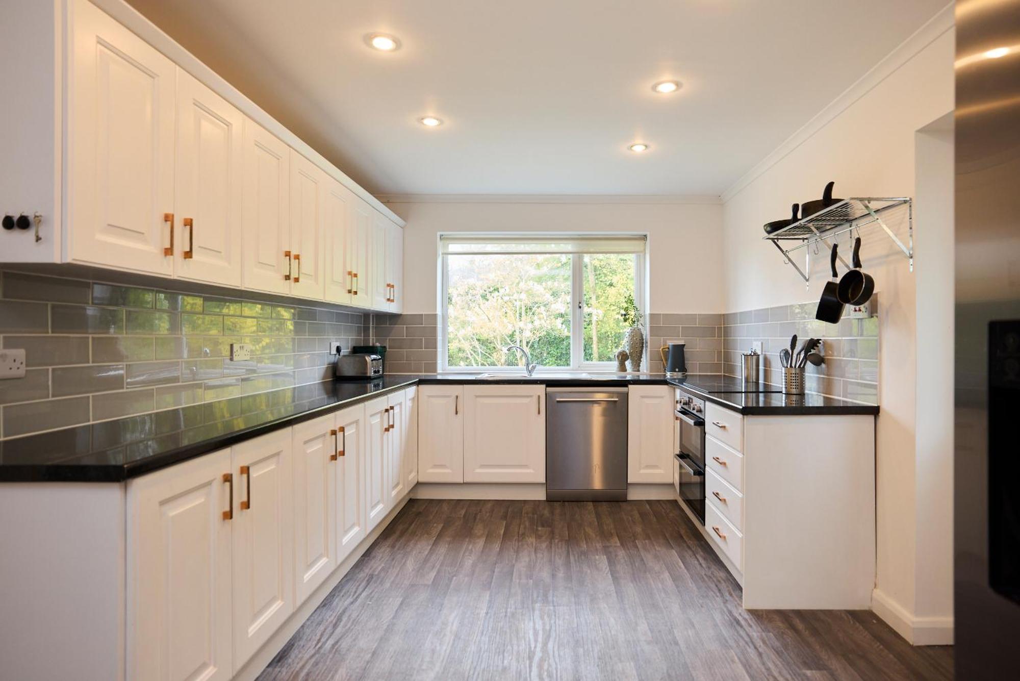 The Garden House - Spacious 5-bed With Garden & Balcony Apartment