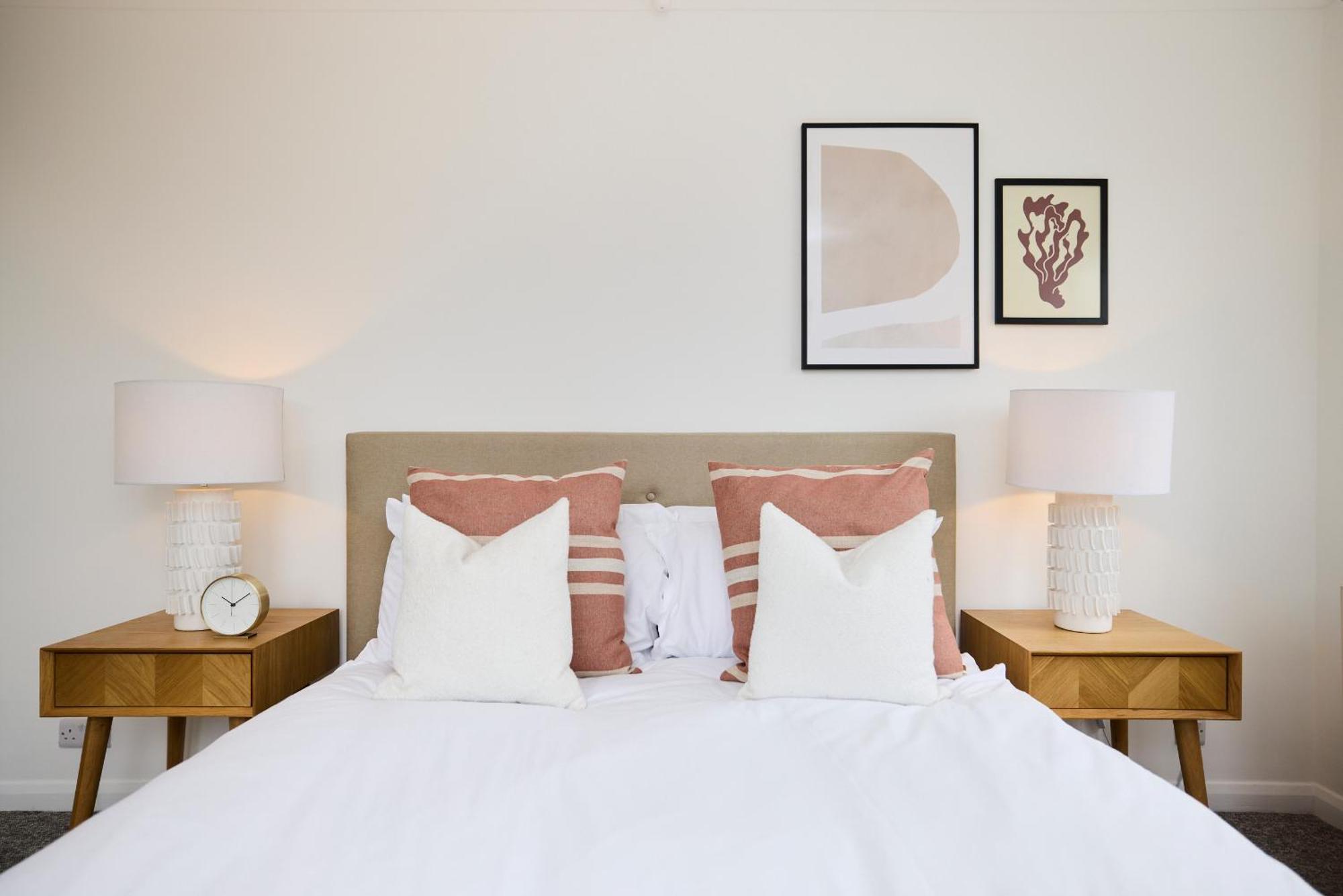 The Garden House - Spacious 5-bed With Garden & Balcony Apartment *