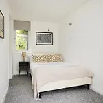 The Oxford Garden House - Spacious 5-Bed Oxford Home With Garden & Balcony